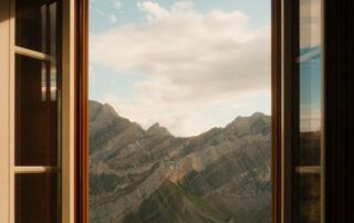 Blick aus Fenster auf Berge