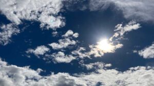 Sonne und blauer Himmel mit Wolken
